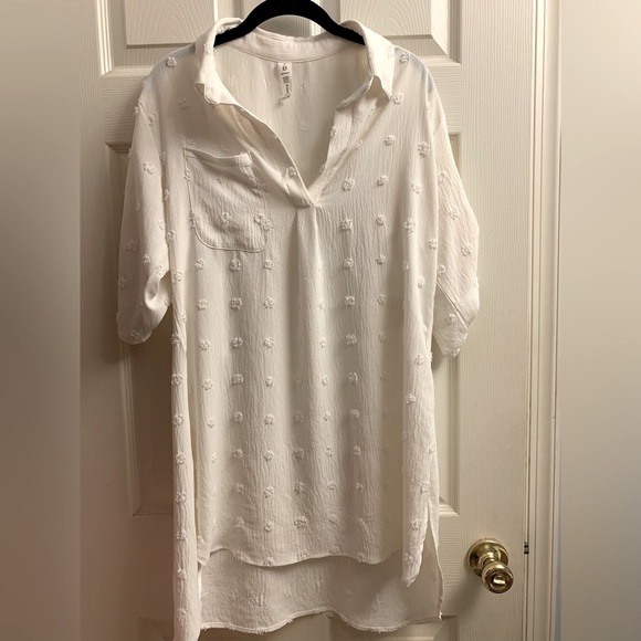 B White Textured Polka Dot Women's Top S Medium - Picture 1 of 4